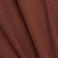 Tecido de cor ferrugem com uma textura suave, apresentando um tricot de peso médio. O material cai em suaves pregas, criando um brilho sutil.