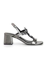 Sandal metallici argentati con tacco a blocco, caratterizzata da una fascia decorativa con strass, cinturino alla caviglia regolabile e una texture liscia.