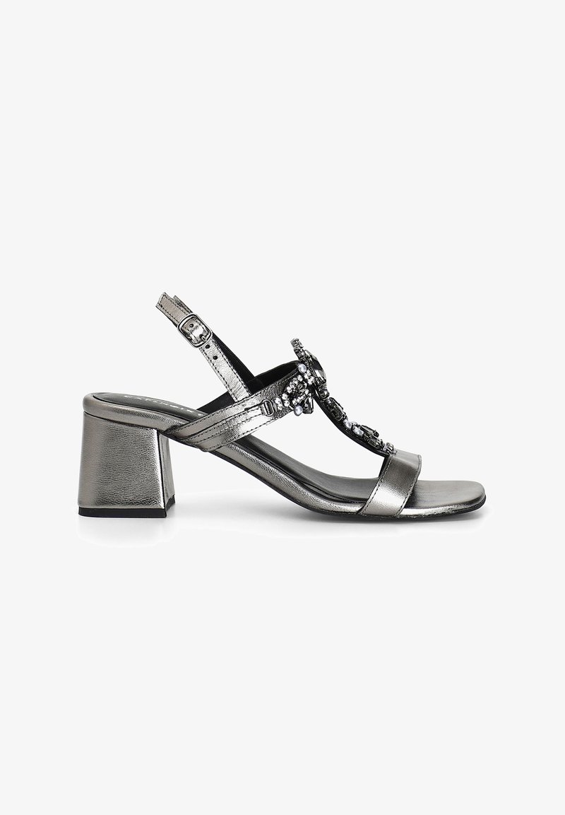 Hopeat metalliset sandaalit, joissa on lohkokorko, koristeellinen ripa rhinestoneilla, säädettävä nilkkaremmi ja sileä pinta.