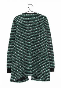 Mustat ja vihreät neulotut neuletakit, joissa on teksturoitu monivärinen raidallinen kuvio ja mustat hihansuut. Keskiselän avaus, pitkät hihat ja ripustin.