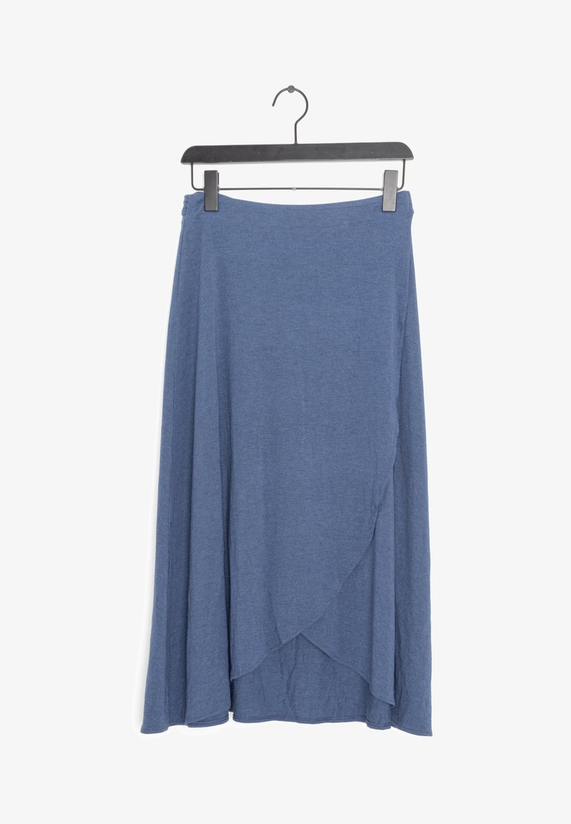 Jupe midi asymétrique bleue suspendue sur un cintre à pinces noir sur fond blanc.
