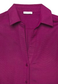 Fuchsia blouse met een kraag, knoopsluiting en een gladde textuur. Beschikt over een diepe V-hals en een subtiele glans door de stof.