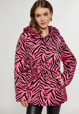 Polstret jakke i pink og sort zebra mønster, med hætte, bælte i taljen og sidelommer, lavet af blødt, struktureret materiale.