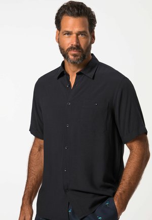 Korte mouwen button-up shirt in effen zwart, met een borstzak, een subtiele glans en een relaxte pasvorm. De stof lijkt licht en soepel te zijn.