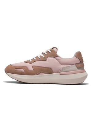 Niskoprofilowy tenisówka z różowymi i beżowymi panelami z zamszu i tkaniny, białe sznurowadła oraz gruba biała podeszwa.