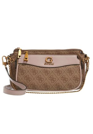 Brun og beige Guess crossbody taske med guldlogo, kæderem og forreste lynlåslomme på hvid baggrund.