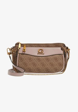Brązowa i beżowa torebka typu crossbody Guess z złotym logo, łańcuszkiem jako paskiem oraz przednią kieszonką na zamek na białym tle.