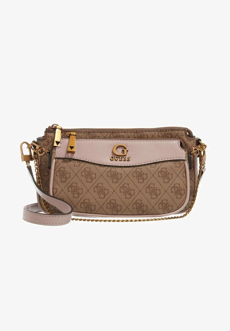 Sac bandoulière Guess marron et beige avec logo doré, bandoulière chaîne et poche zippée devant sur fond blanc.