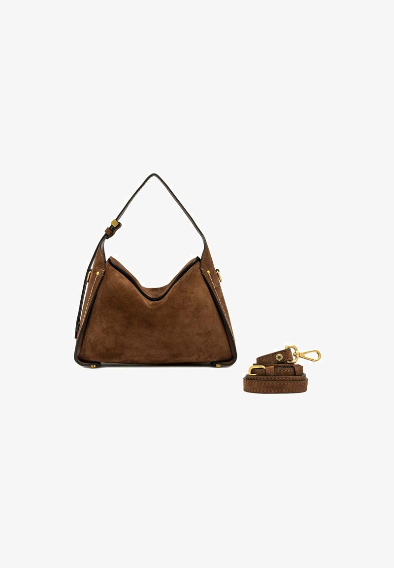 Borsa in suede marrone con una forma triangolare unica, parte superiore curva, dettagli in oro e una tracolla rimovibile e regolabile.