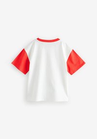 Vit t-shirt med röda kortärmar och halsringning. Tillverkad av bomull, avslappnad passform, enkel design, bakvy visas.