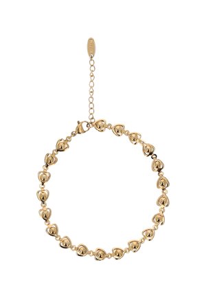 Armband met gouden tint, met gekoppelde kleine hartvormige bedels en een verstelbare kettingsluiting met een ovale hanger.