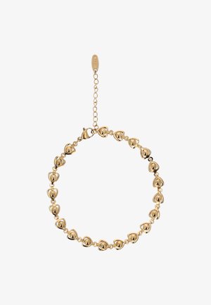 Bransoletka w złotym odcieniu z połączonymi małymi zawieszkami w kształcie serca oraz regulowanym zapięciem na łańcuszku z owalną zawieszką.