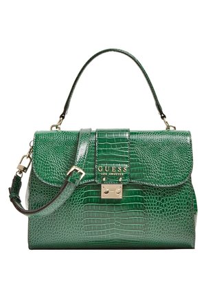 Grüne Handtasche mit Krokodilhaut-Optik, oben mit Henkel, verstellbarem Schulterriemen, goldfarbenem Verschluss und GUESS Los Angeles Logo auf der vorderen Klappe.