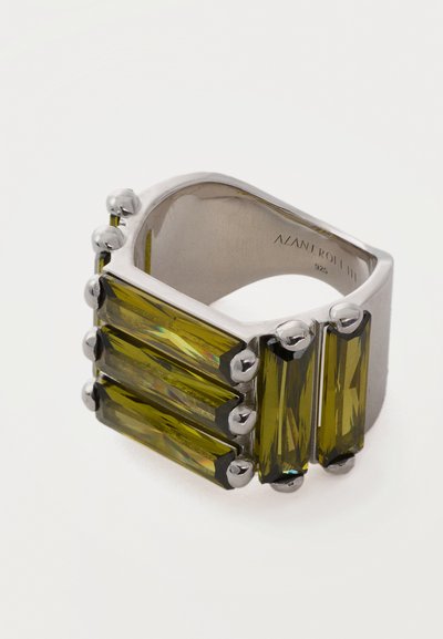 Bague argentée avec six pierres précieuses rectangulaires vert olive disposées en deux rangées, présentant un design moderne et massif.