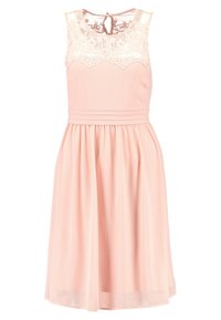 Vaaleanpunainen mekko, jossa on muotoiltu bodice ja levenevä hame. Sisältää pitsiä ja avokuormausyksityiskohtia. Pehmeä, virtaava kangas.
