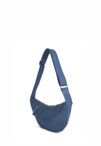 Borsa a spalla in denim blu con forma curvata, tracolla regolabile e tasca con zip. Presenta cuciture in vista per un effetto texture aggiuntivo.