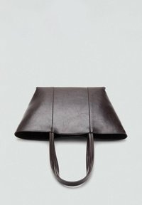 Borsa a spalla in ecopelle marrone con una forma strutturata, base piatta e due manici robusti. Presenta dettagli di cucitura visibili e una superficie liscia.