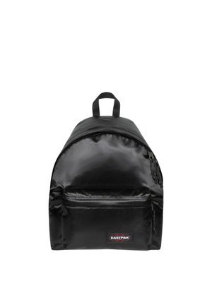 Zwarte Eastpak rugzak met een voorvak met rits, topgreep en ritssluiting van het hoofdvak op een witte achtergrond.