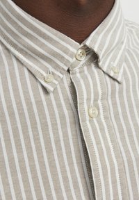 Jack & Jones PREMIUM JPRBLUBROOK OXFORD  NOOS - Vapaa-ajan kauluspaita - dried herb