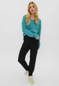 Vero Moda VMCREWLEFILE V-NECK BLOUSE NOOS - Strickpullover - porcelain