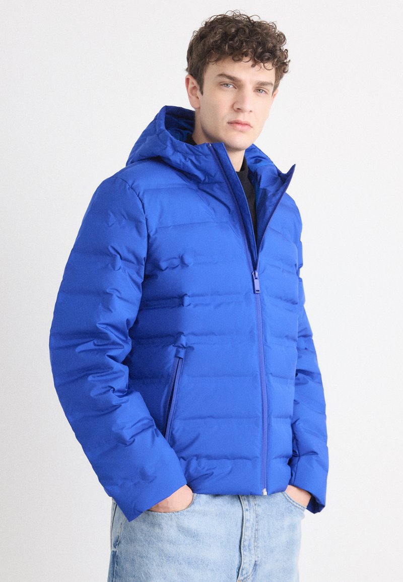 Calvin Klein PACKABLE EMBOSSED LOGO - Bunda z prachového peří - blue