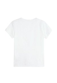 Camiseta blanca de manga corta. Material de algodón suave, cuello redondo, corte estándar, sin gráficos ni patrones, textura suave.