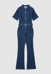 Combinaison en denim à manches courtes, fermeture éclair à l'avant, col, deux grandes poches, taille cintrée avec une ceinture et jambes larges évasées en bleu foncé.