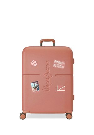 Maleta rígida giratoria en rosa apagado con asa, ruedas y tres pegatinas temáticas de viaje que incluyen la marca "Pepe Jeans".
