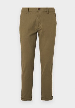 Miesten slim fit -malliset khakinväriset chinot vyölenkeillä, nappisuljinnalla, sivutaskuilla ja käänteisillä lahkeensuilla valkoisella taustalla.