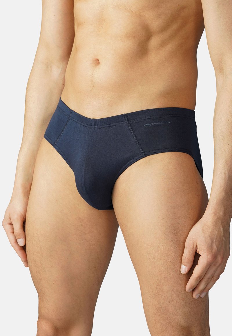 Meripuran puuvillabriifit sileällä pinnalla, istuvalla muotoilulla ja huomaamattomalla ompelella. Ominaisuuksiin kuuluu joustava vyötärö, joka takaa mukavuuden ja turvallisen istuvuuden.