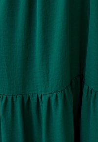 Unselected, emerald