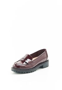 Mocasines de charol burdeos con un diseño elegante, que cuentan con una correa decorativa y suela de goma para mayor tracción.