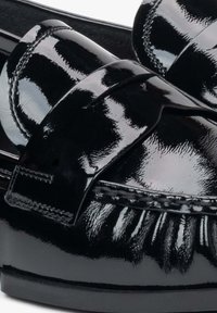 Czarne lakierowane loafersy z detalem w postaci kokardki, z błyszczącą teksturą, zaokrąglonym noskiem oraz widocznym przeszyciem wzdłuż krawędzi podeszwy.