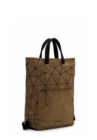 Borsa tote in suede marrone con motivo geometrico nero, dotata di due manici e una tasca frontale con zip. Forma rettangolare con base piatta.