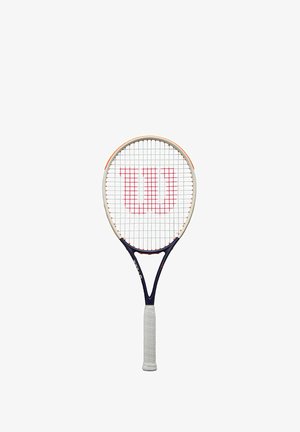 Wilson tennisracket met een wit en rood snarenpatroon, een marineblauw frame en een gestructureerde witte grip voor een betere hantering. Kenmerkt zich door een prominent logo.