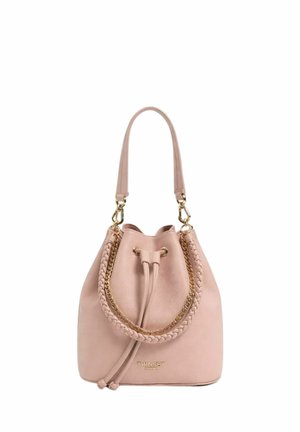 Borsa a secchiello rosa chiaro con manico intrecciato, dettaglio a catena dorata, chiusura con coulisse e tracolla removibile.