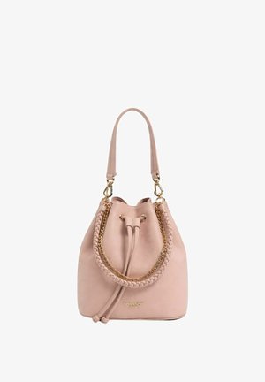 Borsa a secchiello rosa chiaro con manico intrecciato, dettaglio a catena dorata, chiusura con coulisse e tracolla removibile.