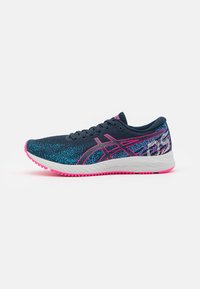 Chaussure de course avec un dessus en tricot bleu et rose, présentant une semelle intermédiaire blanche, un motif texturé et une semelle extérieure rose. Design du logo sur le côté visible.