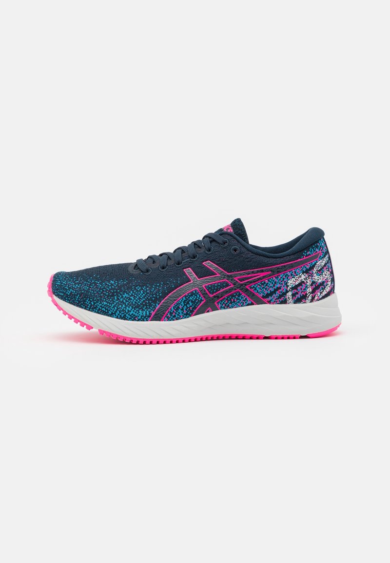 Chaussure de course avec un dessus en tricot bleu et rose, présentant une semelle intermédiaire blanche, un motif texturé et une semelle extérieure rose. Design du logo sur le côté visible.