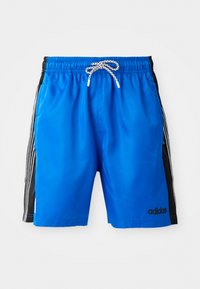 Modré plavky s elastickým pásom, bielou šnúrkou a čiernymi bočnými panelmi so tromi bielymi pruhmi a logom Adidas.