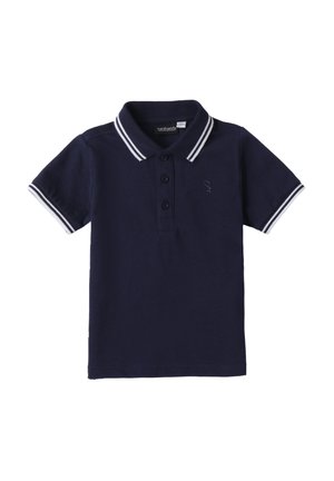 Polo de color azul marino hecho de algodón, con una tapeta de tres botones, mangas cortas y detalles de rayas blancas en el cuello y las mangas.