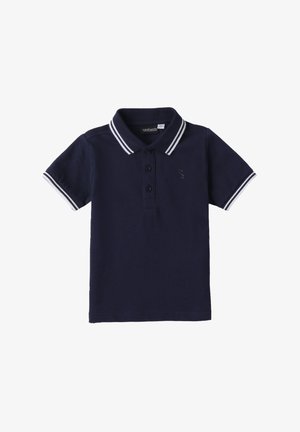 Marineblaue Polohemd aus Baumwolle, mit einem Drei-Knopf-Verschluss, kurzen Ärmeln und weißen Streifenakzenten am Kragen und den Ärmeln.