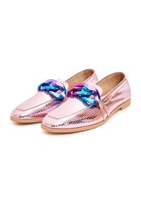 Mocassins métalliques roses avec motif texturé et grand détail chaîne irisée violette et bleue sur le dessus, semelle beige et bout arrondi.
