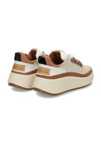 Sneakers con piattaforma chunky, con tomaia in pelle beige, dettagli testurizzati marroni, particolari bianchi e linguetta del tallone nera. Presentano una suola rigata.