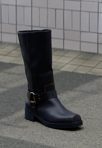 Επιλέχθηκε, brown brushed