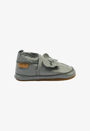 Grauer Babyschuh aus Leder mit weicher Sohle, verziert mit einer dekorativen Schleife vorne und einem strukturierten Innenfutter. Flache Gummiaußensohle.