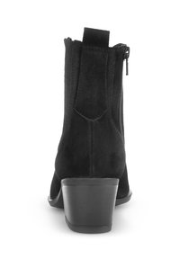 Stivaletti neri in suede con tacco basso, dotati di una cerniera laterale e un laccio sul retro per una facile calzata. Texture liscia.