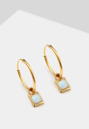 Pendientes de aro de oro que presentan una piedra de ópalo en forma de pera montada en un marco cuadrado, con un acabado suave y un pequeño acento de perla.
