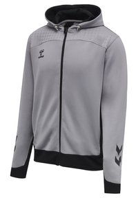 Chaqueta gris con cremallera y capucha. Presenta una sección superior texturizada, acentos negros y logo en el pecho y las mangas. Tejido suave.
