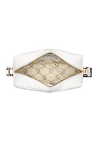 Borsa bianca testurizzata con zip dorata, con un interno beige a motivi. Include una tracolla nera e ha una forma rettangolare.